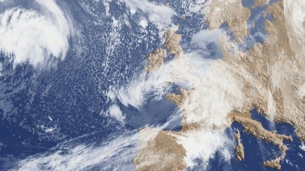 Vue satellite de l'Europe et de l'océan Atlantique avec nuages.