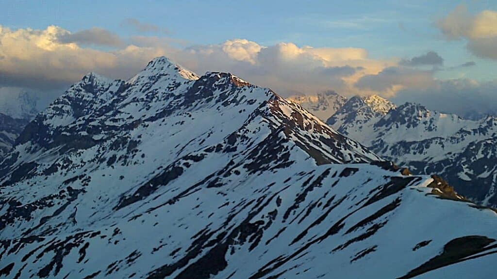 Vue panoramique des Gardes de Bordon à 3310m, montrant des pentes enneigées au-dessus de 2500m sous un ciel nuageux.
