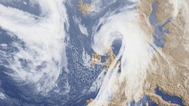 Vue satellite de nuages tourbillonnants au-dessus de l'Europe et l'Atlantique.