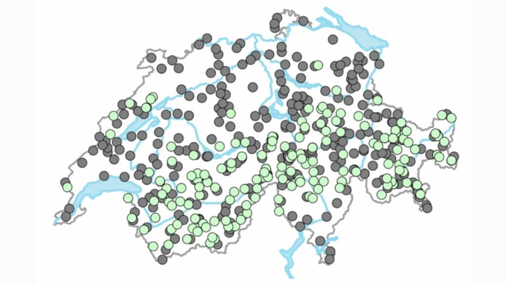 Carte de la Suisse montrant des stations de neige avec des points de différentes couleurs représentant les hauteurs de neige.