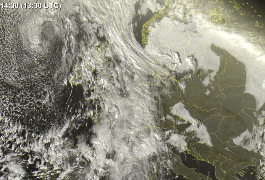 Image satellite montrant des nuages et des conditions météorologiques sur l'Europe, avec une perturbation en approche.
