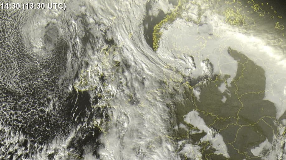 Image satellite de l'Europe: vaste couverture nuageuse et dépression.