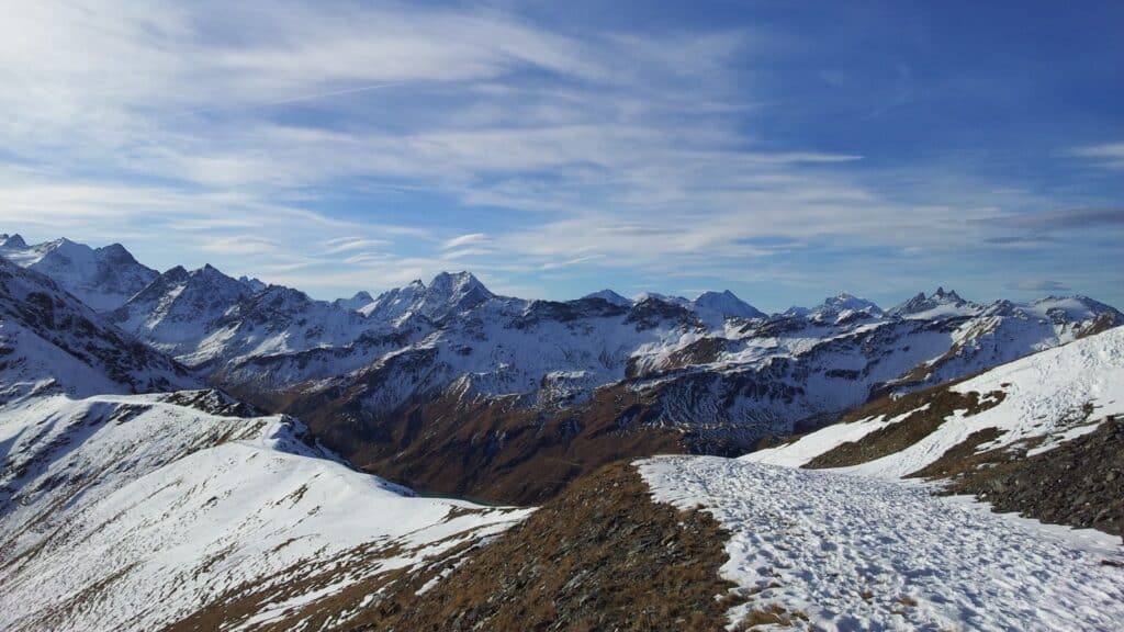 Vue panoramique des montagnes avec des sommets enneigés et un ciel clair, prise à la Corne de Sorebois.