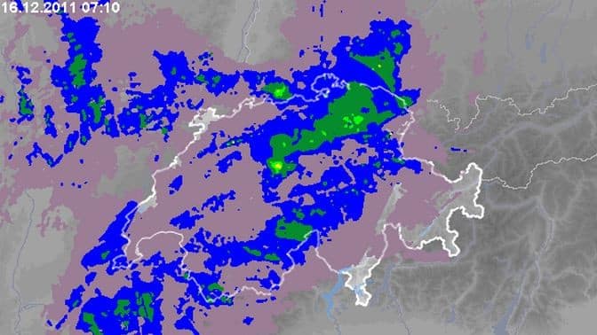 Carte météorologique montrant les précipitations et les vents en Suisse le 16 décembre 2011, avec des zones en bleu indiquant des fortes pluies.