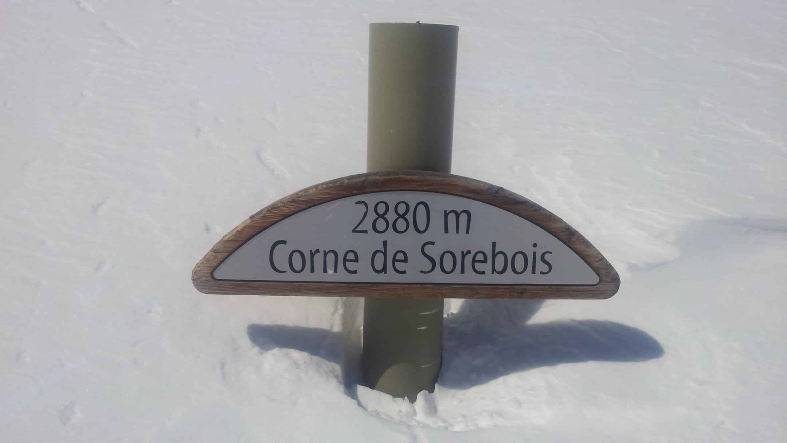 Panneau Corne de Sorebois 2880 m dans la neige.