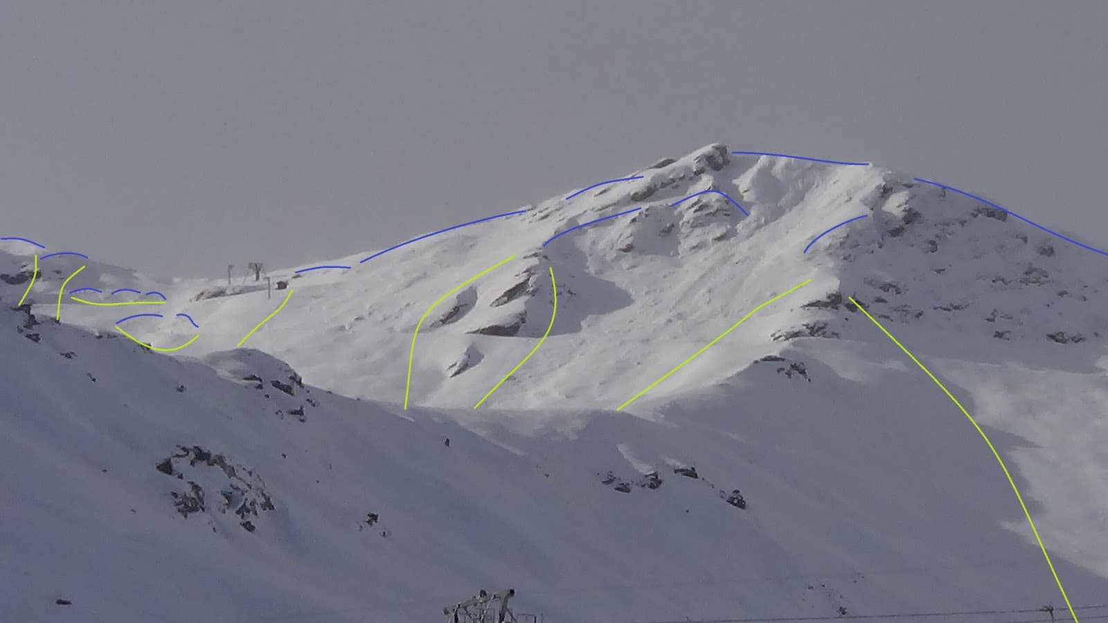 Montagne enneigée avec itinéraires de ski balisés.