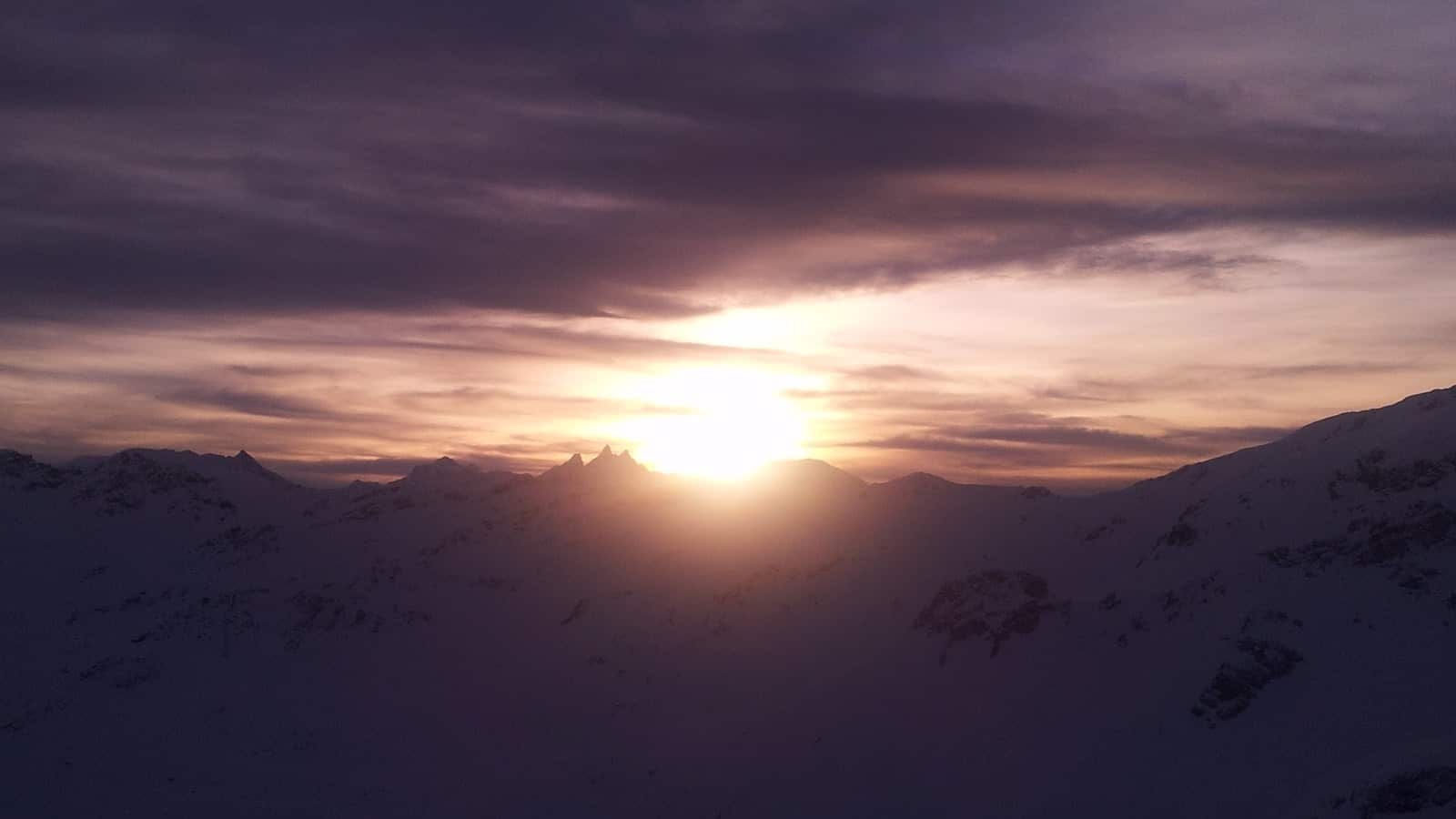 Coucher de soleil sur montagnes enneigées