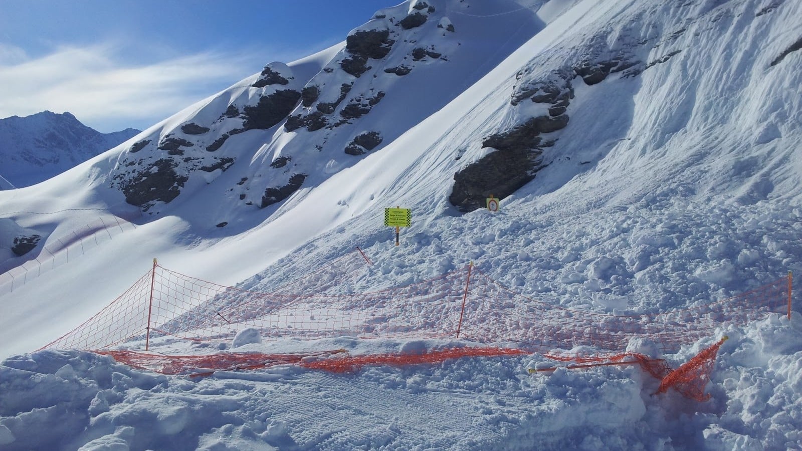 Danger d'avalanche : filet de sécurité dans la neige en montagne.