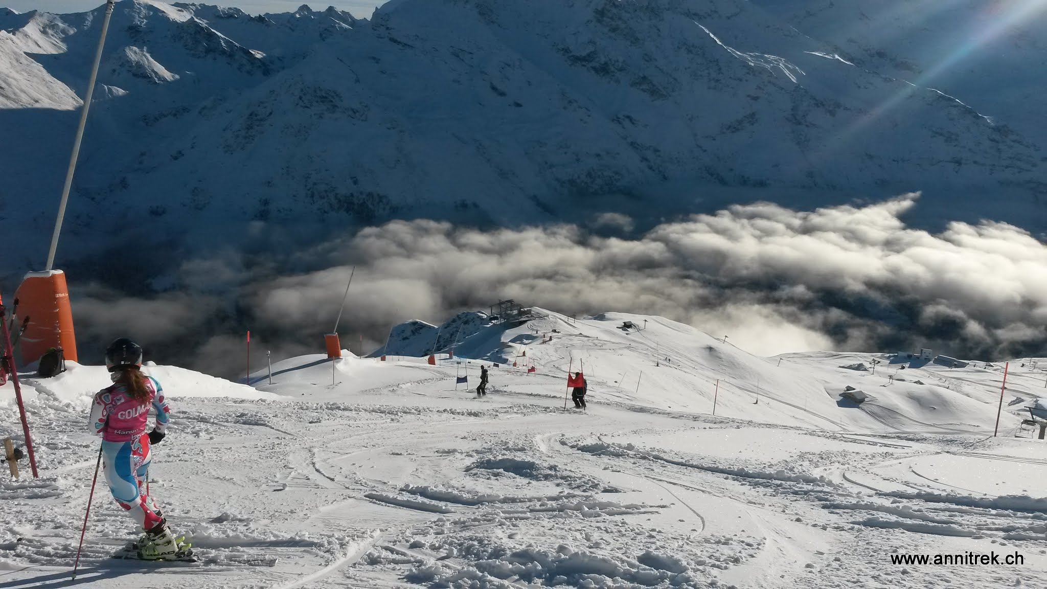Journée de ski ensoleillée en montagne avec mer de nuages.