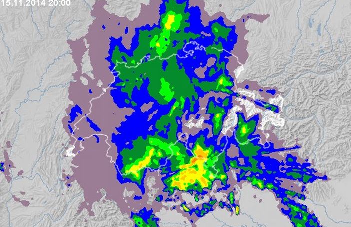 Carte radar montrant les précipitations dans la région à 20h le 15 novembre 2014, avec des zones de pluie intense indiquées par des couleurs vives.