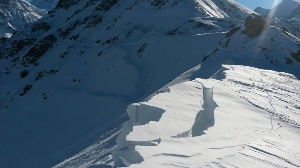 Vue panoramique du sommet avec neige fraîche, crevasses et paysages mountain.