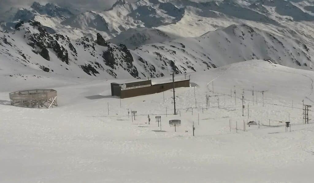 Vue du site expérimental du SLF à Weissfluhjoch, Davos, avec des équipements de mesure dans un paysage enneigé.