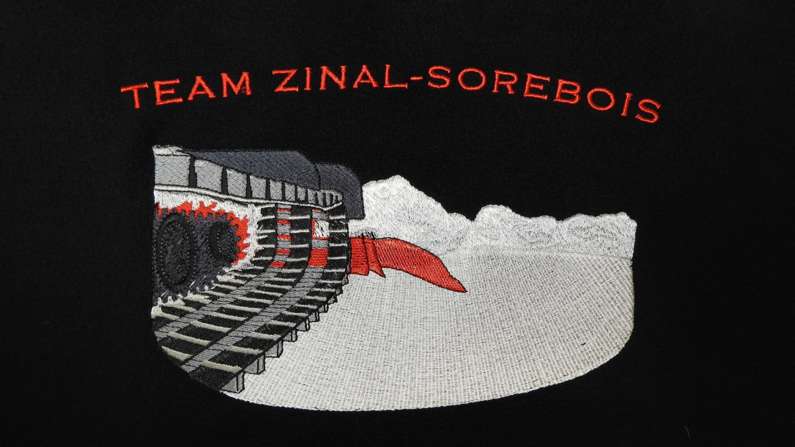 Logo brodé Team Zinal-Sorebois avec train et montagnes enneigées.