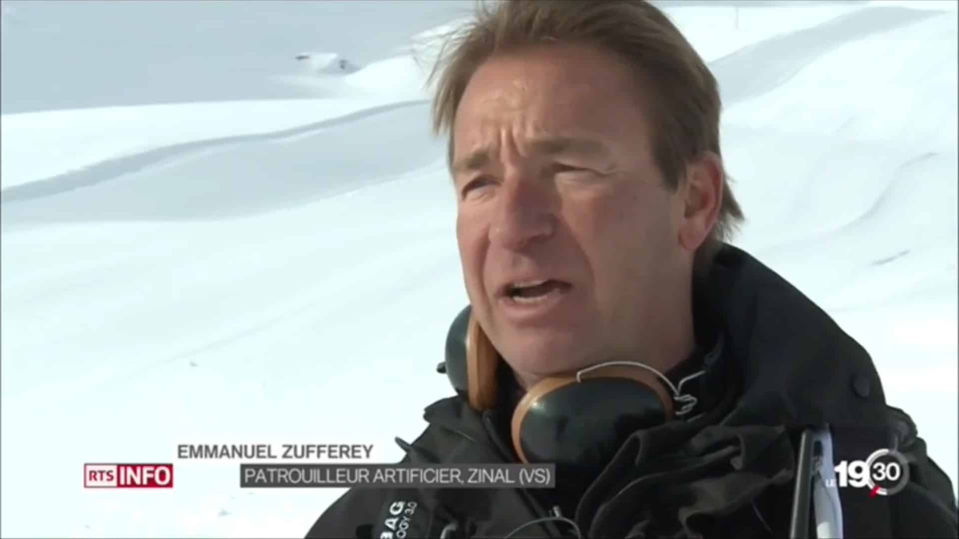 Emmanuel Zufferey, patrouilleur artificier, parlant dans un paysage enneigé.