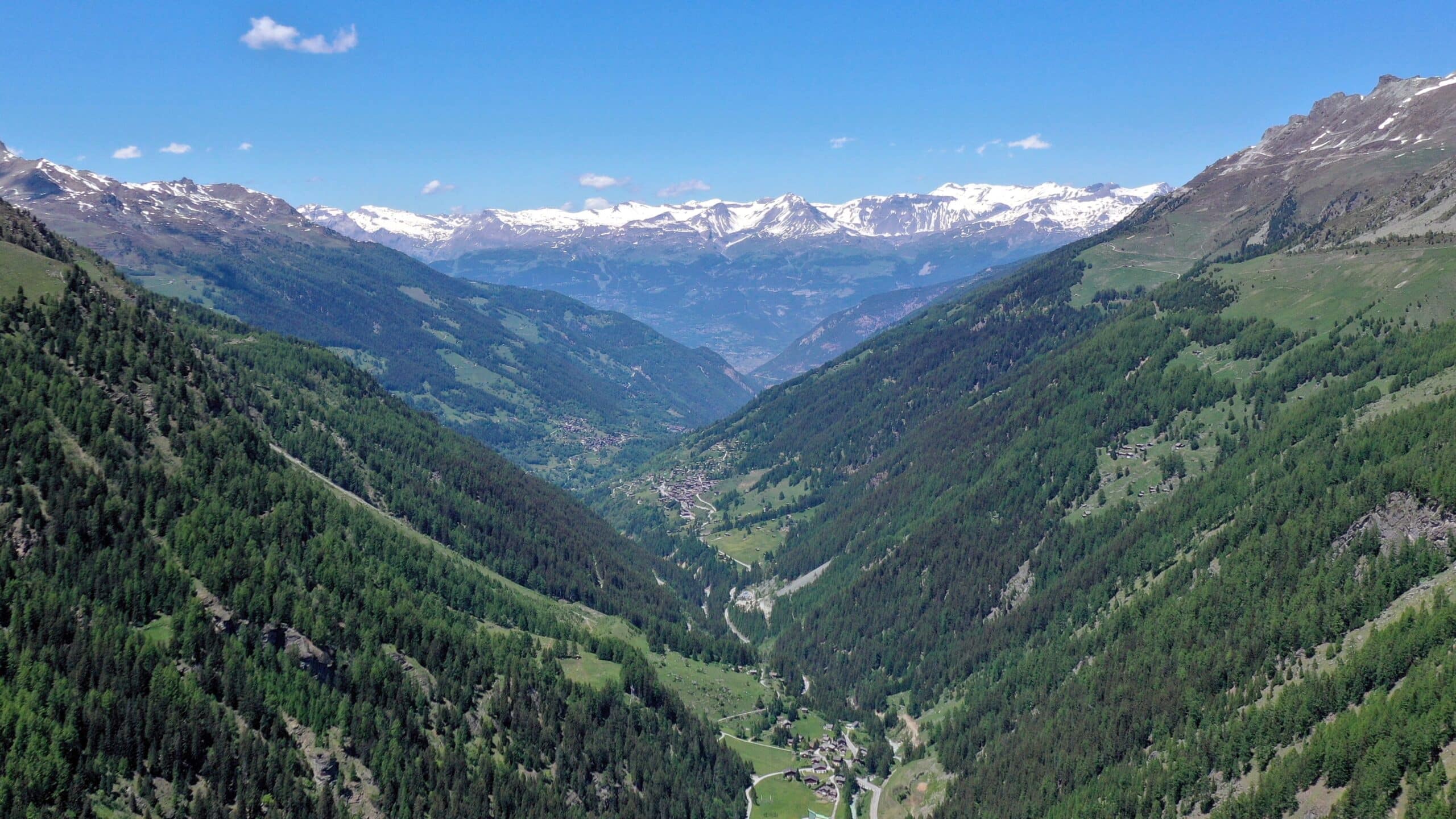 Une belle période en Anniviers, ensoleillée, sereine, un peu crémeuse certains jours. Dans un si lointain monde de brutes.