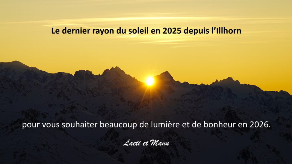Un coucher de soleil spectaculaire derrière des montagnes avec un message de vœux pour 2026.