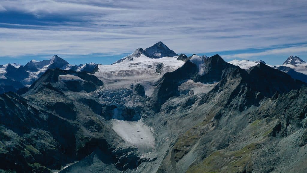 Montagnes enneigées, glaciers alpins et ciel bleu spectaculaire.