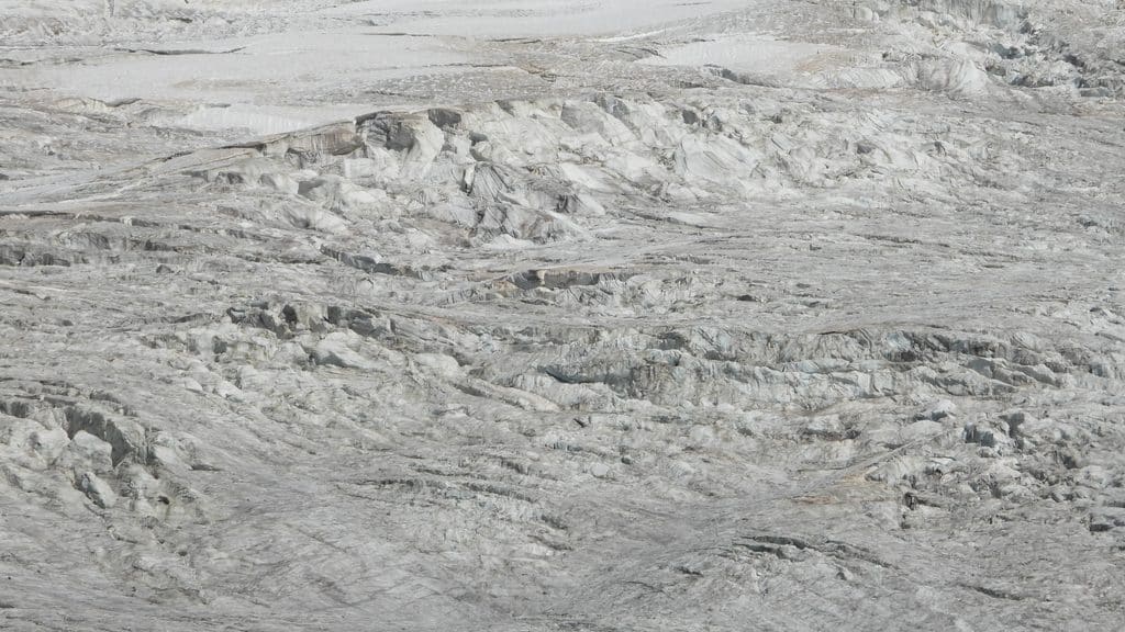 Glacier crevassé et fissuré, textures de glace grise et blanche
