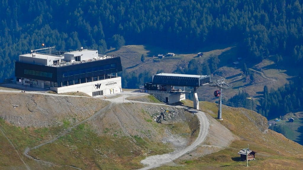 Station de téléphérique moderne et restaurant Weisshorn en montagne.