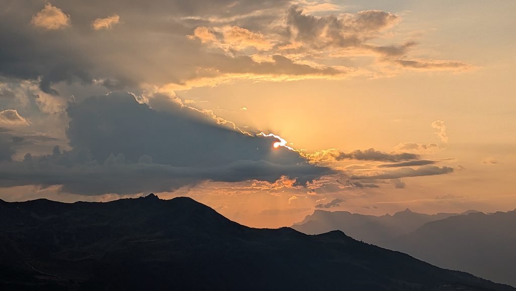 Magnifique coucher de soleil sur les Alpes, nuages dorés