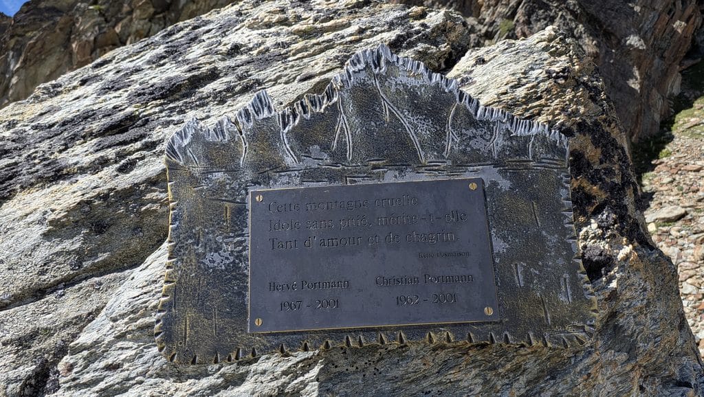 Plaque commémorative rocheuse pour Hervé et Christian Portmann.