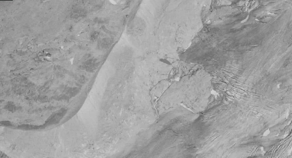 Vue aérienne de terrain montagneux rocheux avec caractéristiques glaciaires.